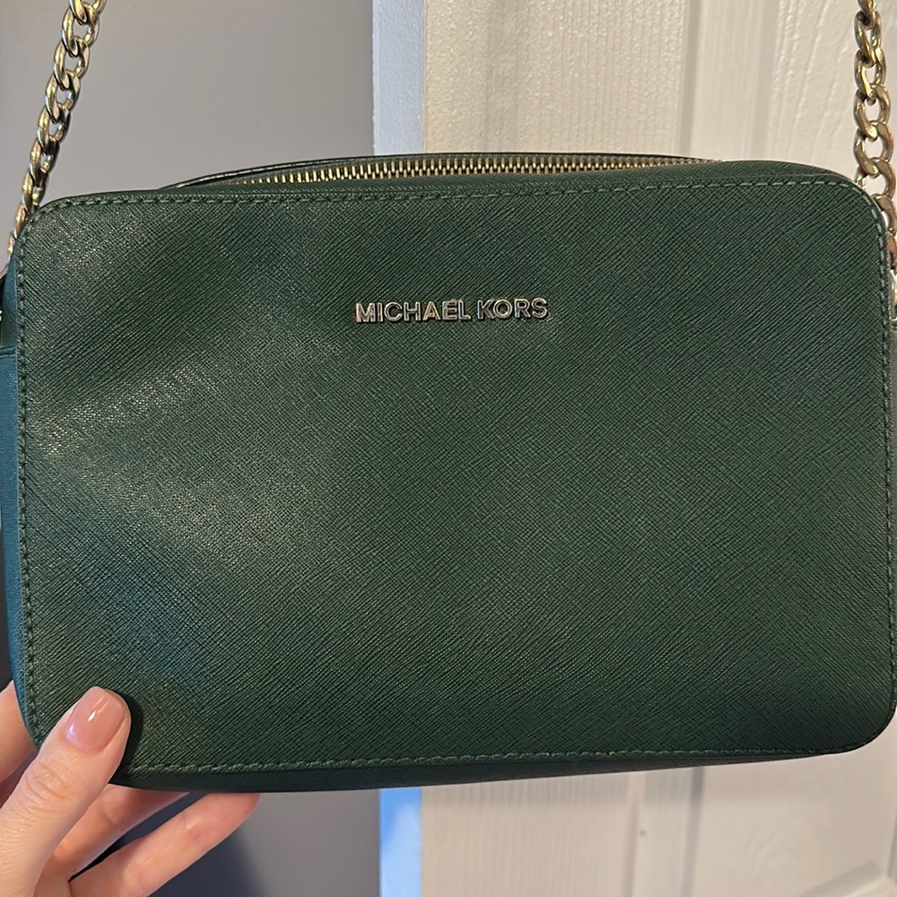 Michael kors wallet& purse. Good, used condition. Minor marks on inside of purse